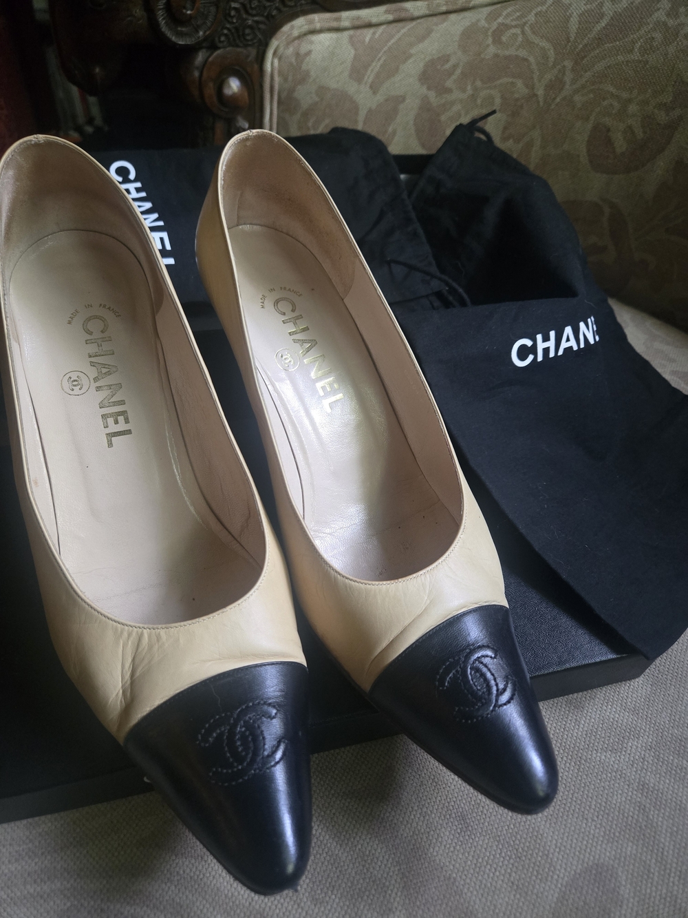 CHANEL Chic Two-Tone Beige and Black Cap-Toe Leather Pumps - Picture 12 of 16